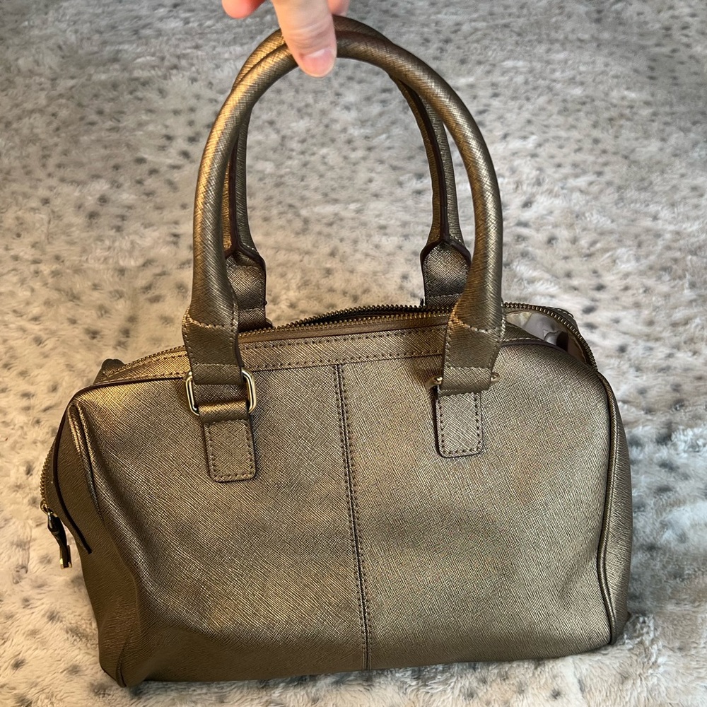 Closet clean out! Authentic Calvin Klein good metallic handbag
